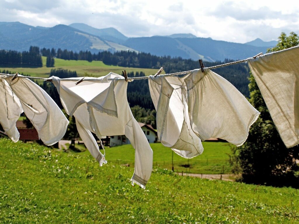 Unterwäsche hängt auf der Leine Wie oft Unterwäsche wechseln