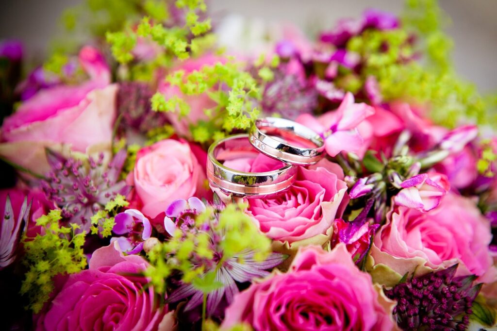 Eheringe auf Blumenstrauss Die Eheringe als Symbol der ewigen Liebe Loyalität und Treue
