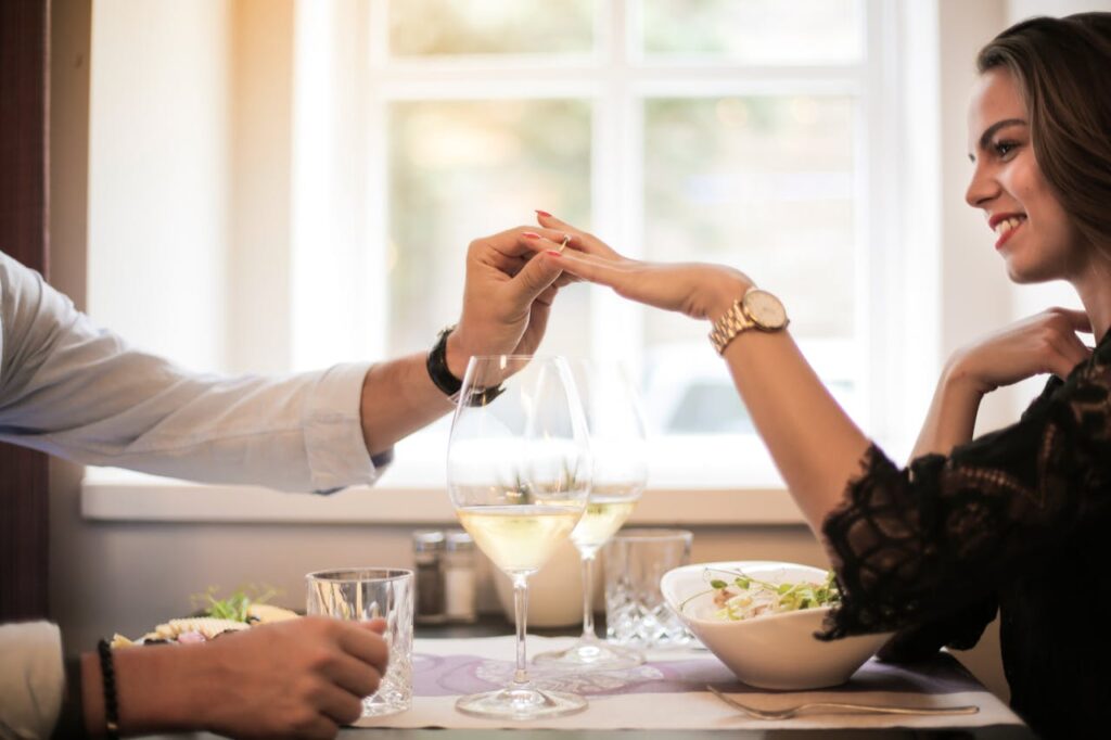 Mann Frau Dinner Ring Antrag Der perfekte Heiratsantrag Tipps für ein gelungenes Ja