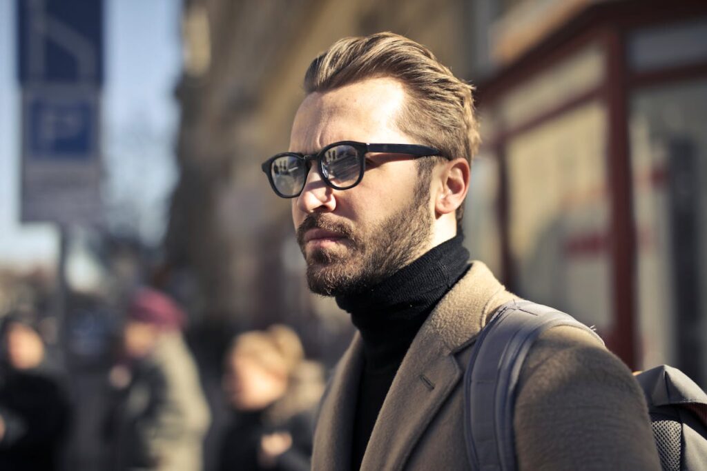 Mann eleganter Street Look Mantel Sonne Männer Modetrends 2025 – Stil trifft Statement