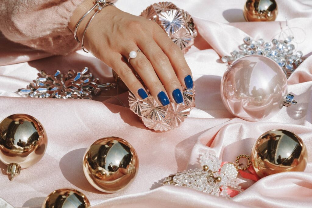 Frau Hand blaue Nägel Nageldesign Maritime Nageldesign-Ideen für den Sommer