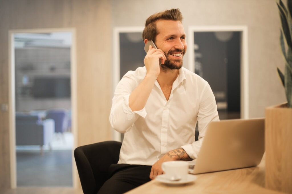 Mann Unternehmer lächeln entspannt Business-Casual-Look So geht er