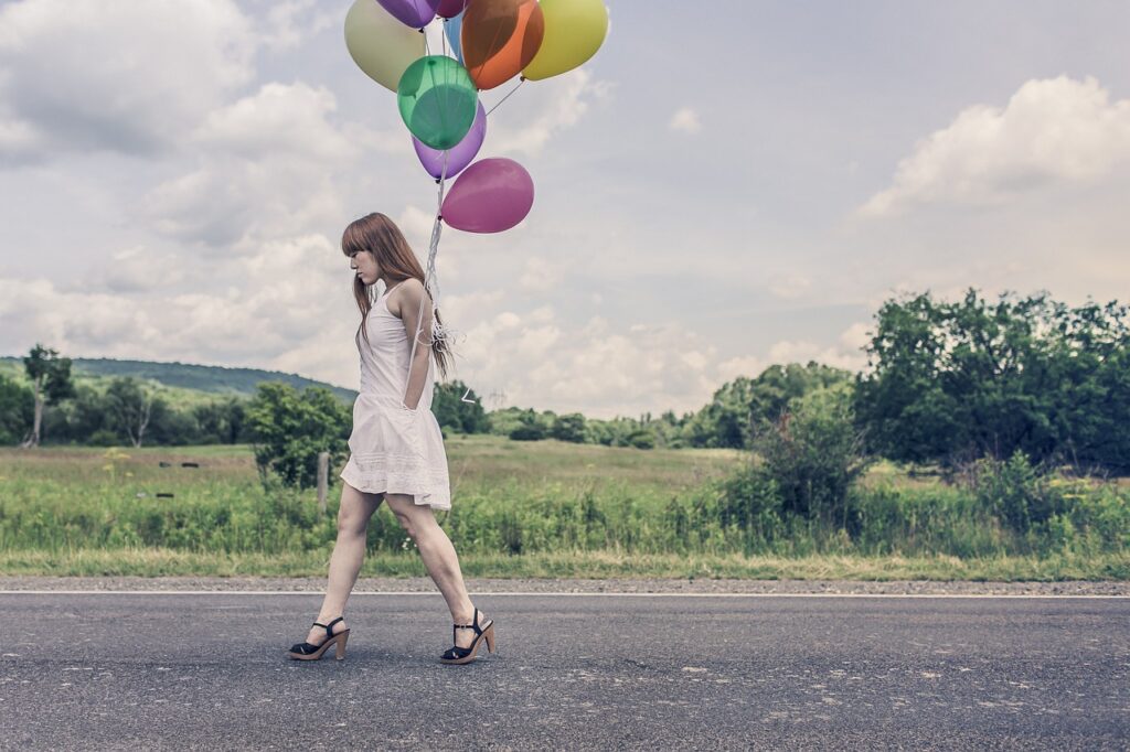 Frau High Heels Luftballons High Heels tragen lernen – Tipps für Anfänger