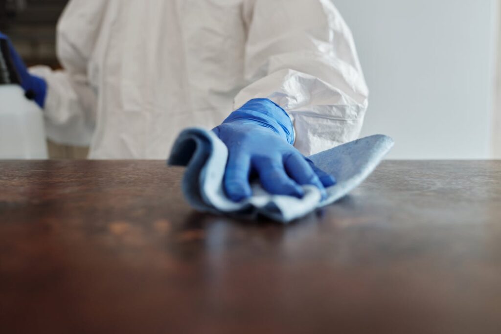 Person Möbel putzen Sockelleisten putzen – so werden sie wieder wie neu